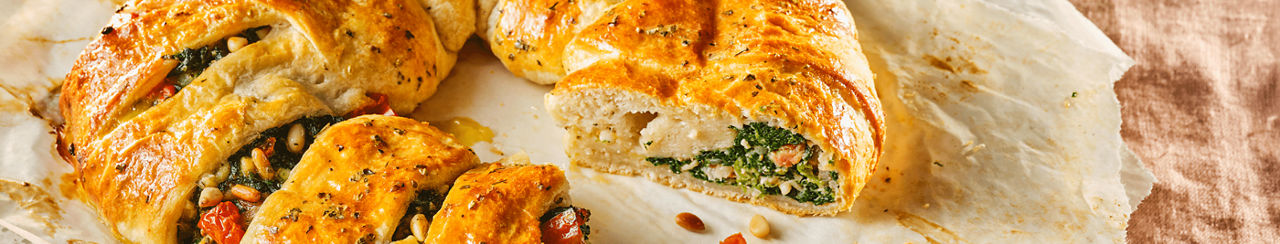 Croissantkrans met spinazie, feta en pijnboompitjes
