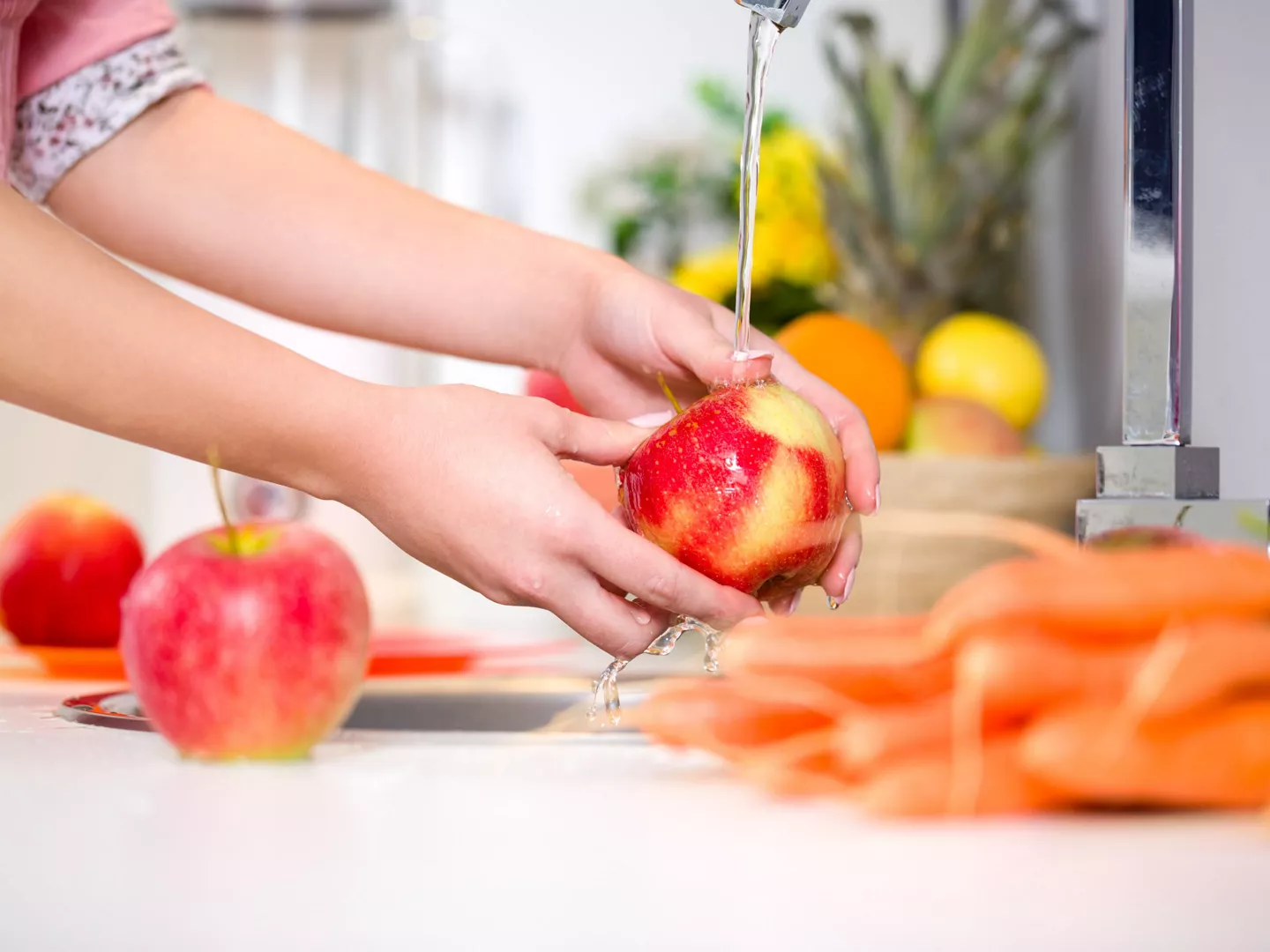 Persona lavando fruta verdura agua 