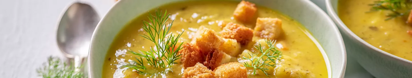 Cuenco de crema de verduras con picatostes caseros crujientes