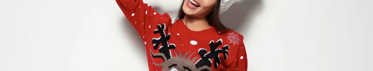 Mujer vestida jersey navideño