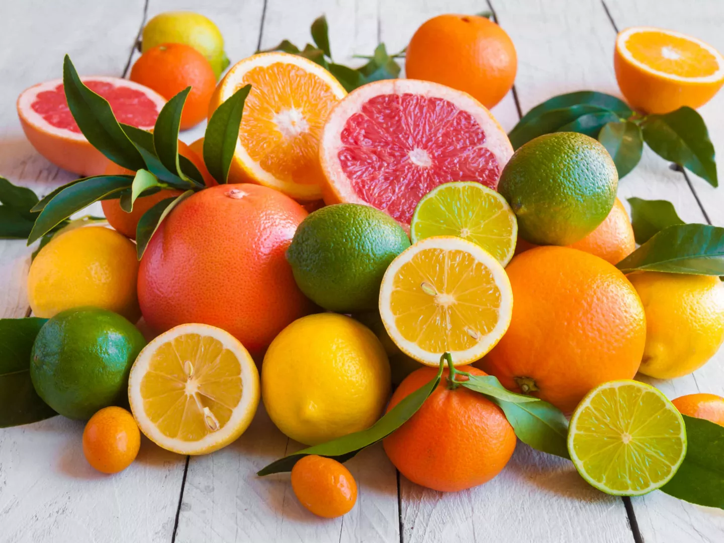 Variedad de frutos cítricos: pomelo, naranja, lima…