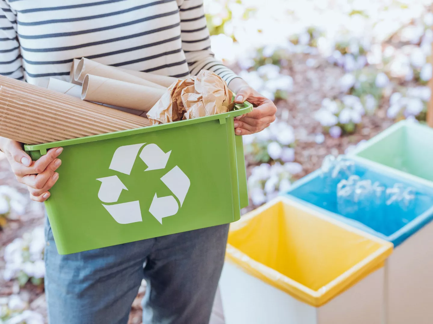 Persona sosteniendo pequeño contenedor símbolo reciclaje