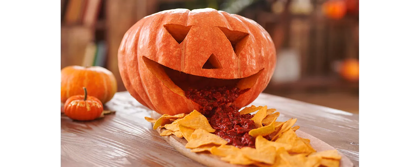 Nachos con carne saliendo de una calabaza de Halloween