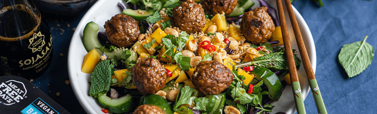 Aziatische salade met vegan balletjes en sojasaus