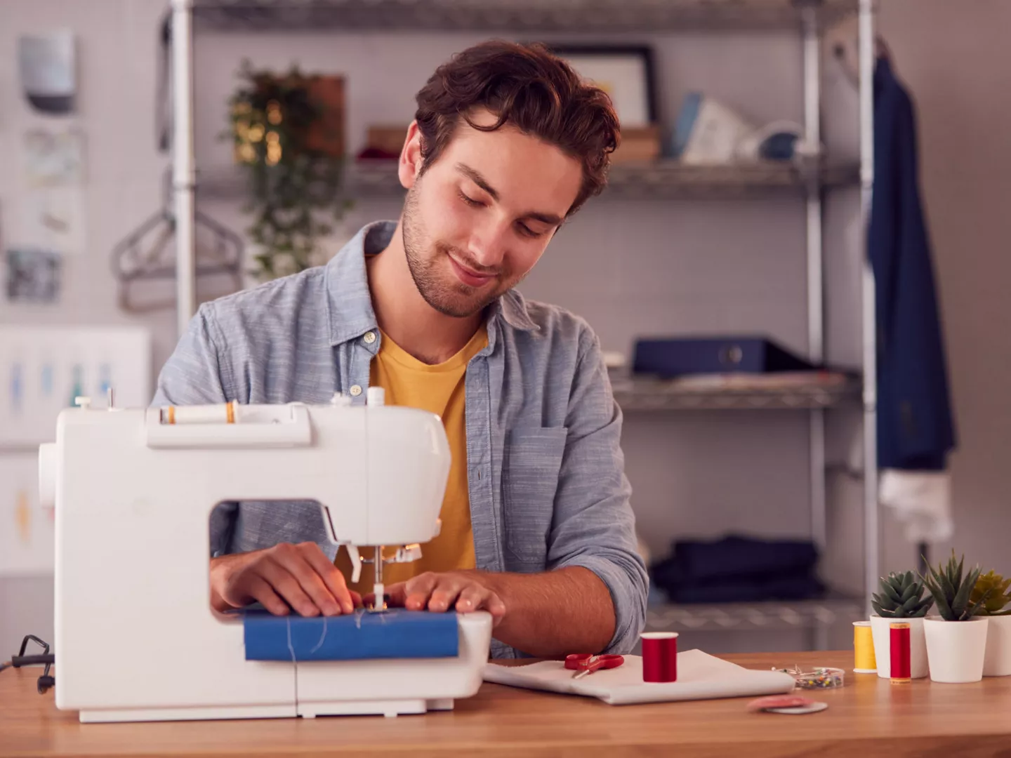 Hombre aprendiendo coser máquina comedor casa