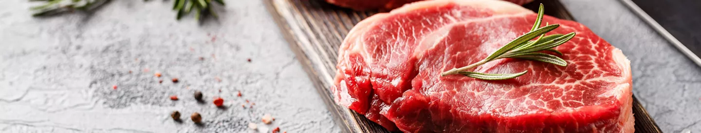 Carne solomillo angus sobre madera cortar