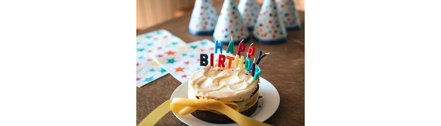 Decoración de mesa de cumpleaños familiar con comida y velas