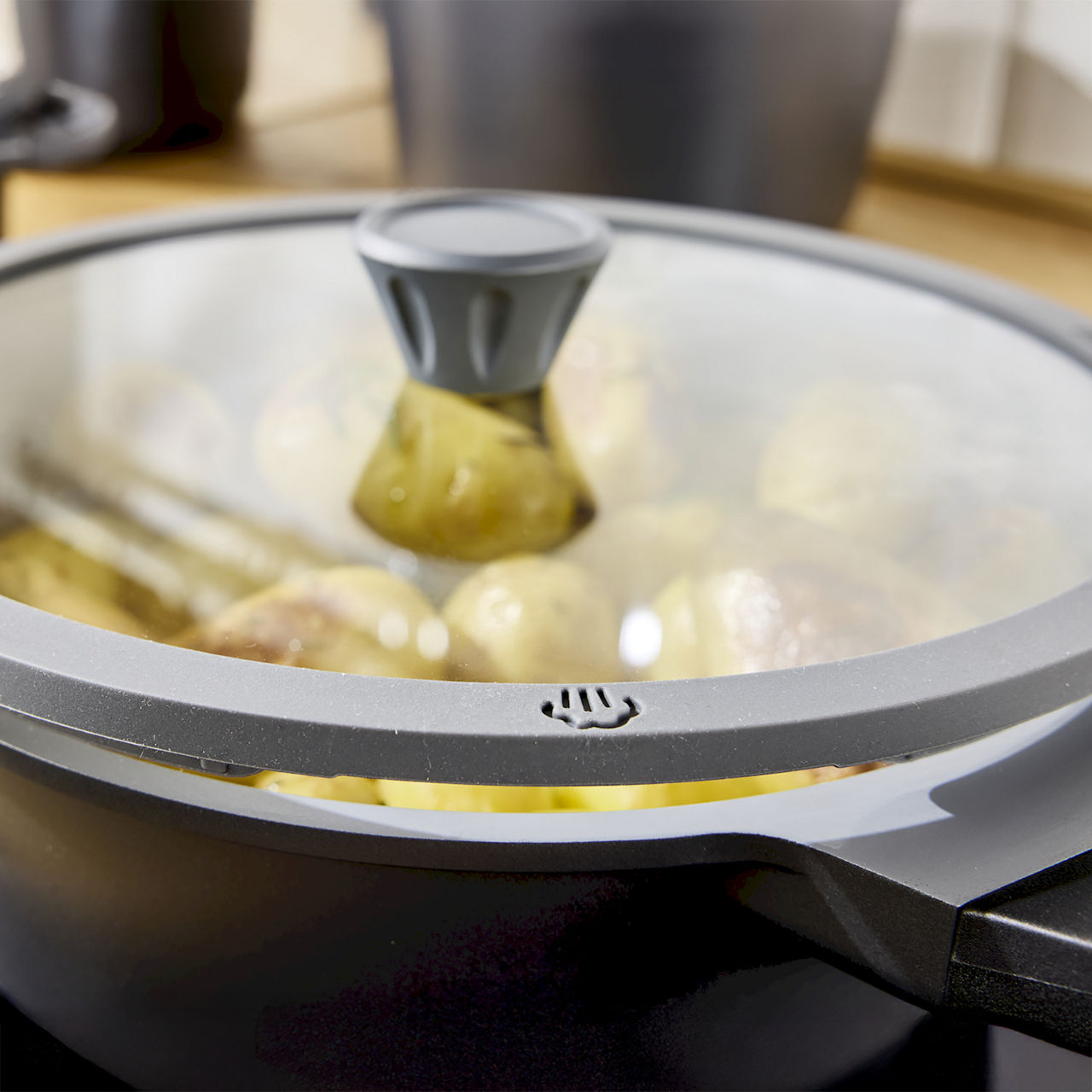Garnek aluminiowy z pokrywką 28 cm