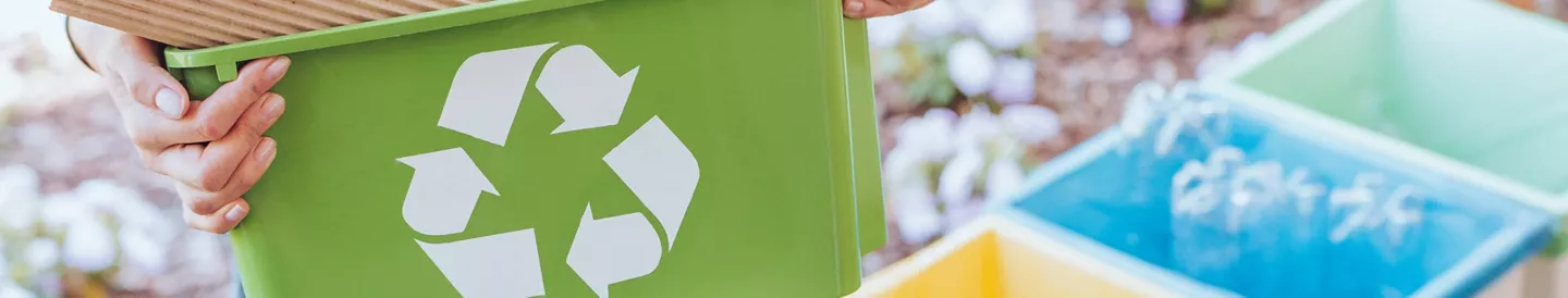 Persona sosteniendo pequeño contenedor símbolo reciclaje