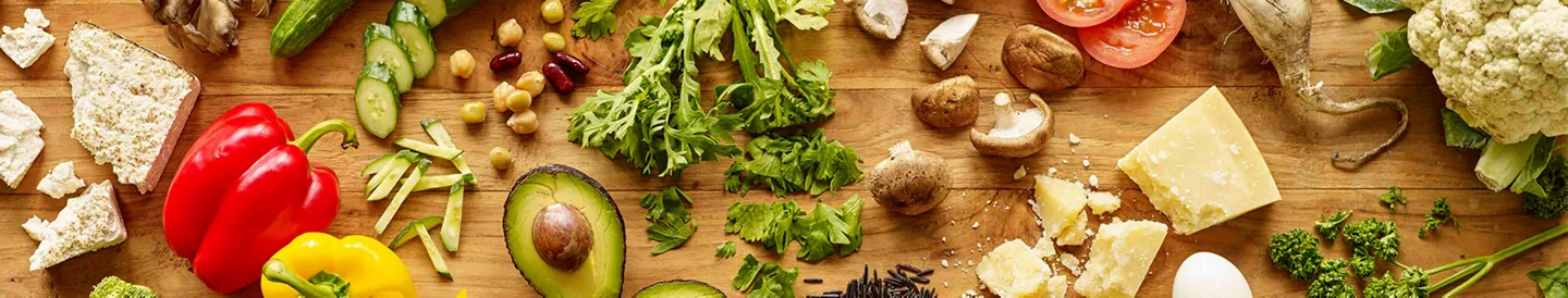 Ingredientes frescos y saludables para prevenir alergias, como legumbres y vegetales