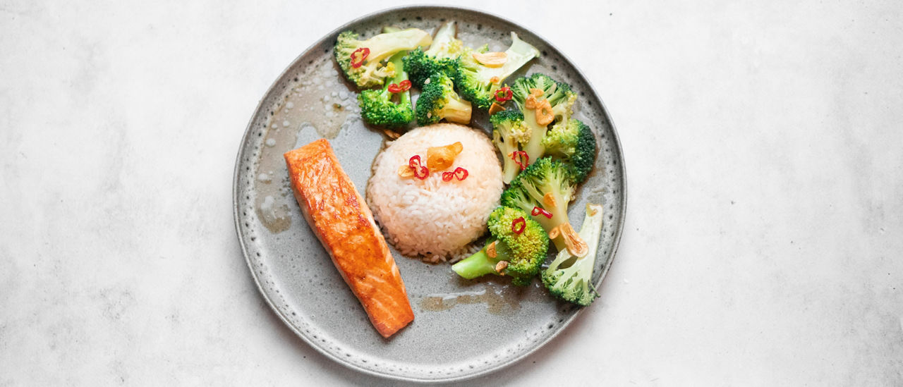 Gemarineerde zalm met rijst en Aziatische broccoli bij ALDI