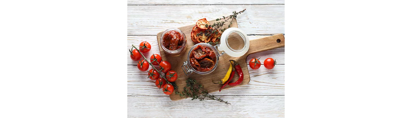 Bote de tomates secos para ilustrar cómo secar tomates
