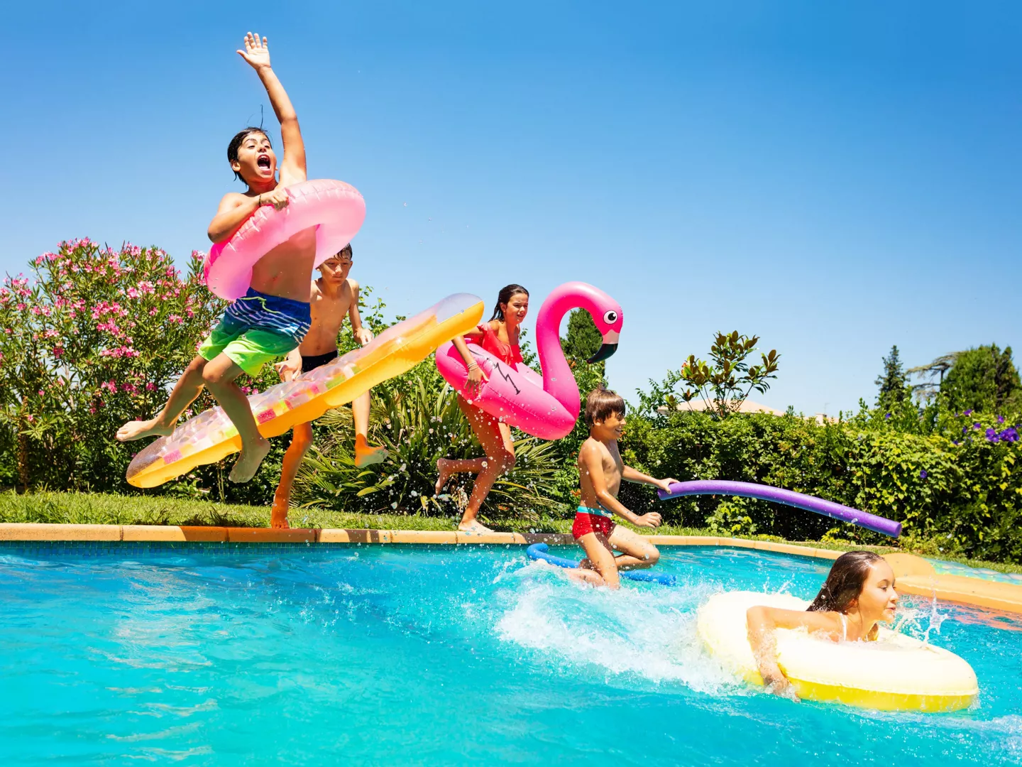 Niños niñas jugando piscina flotadores hinchables
