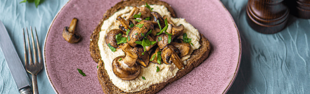 Toast met zelfgemaakte hummus en paddenstoelen 