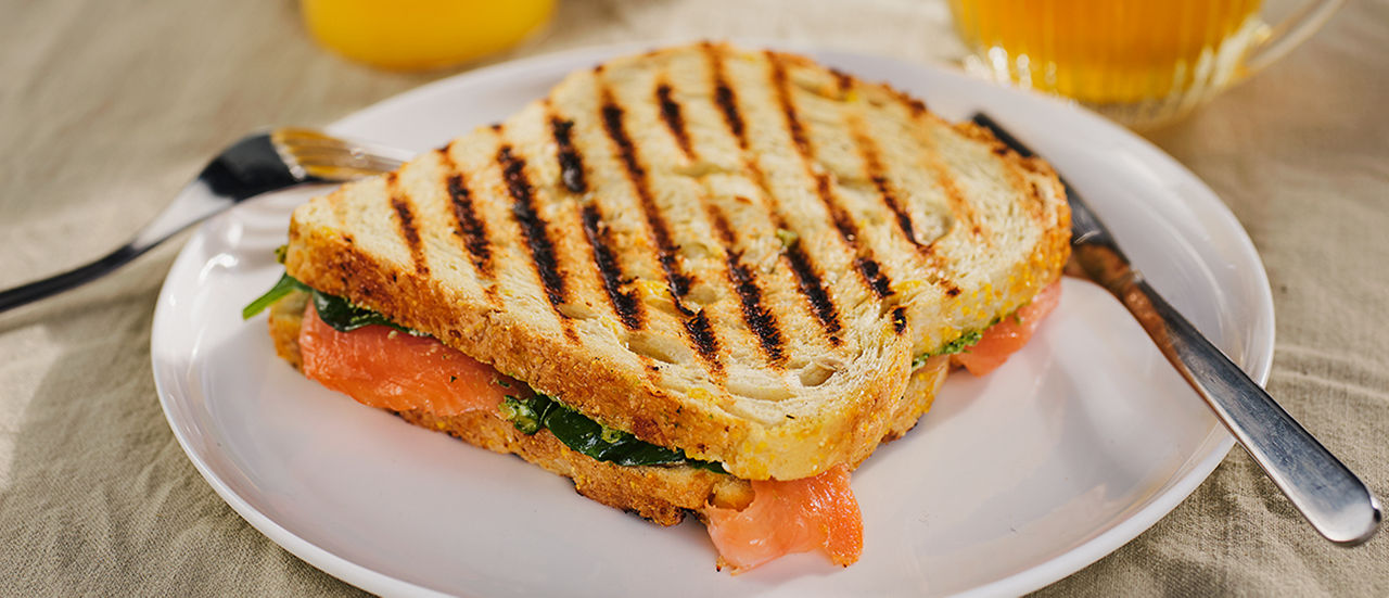 Zalmtosti met pesto-roomkaas