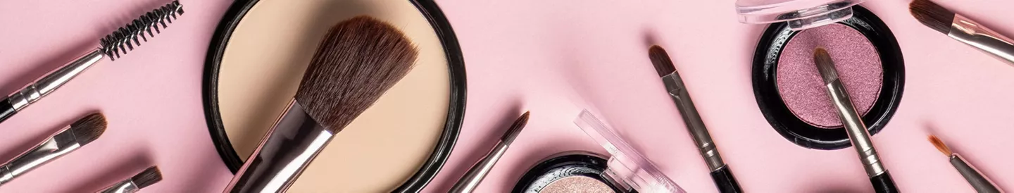 mancha de maquillaje en la ropa