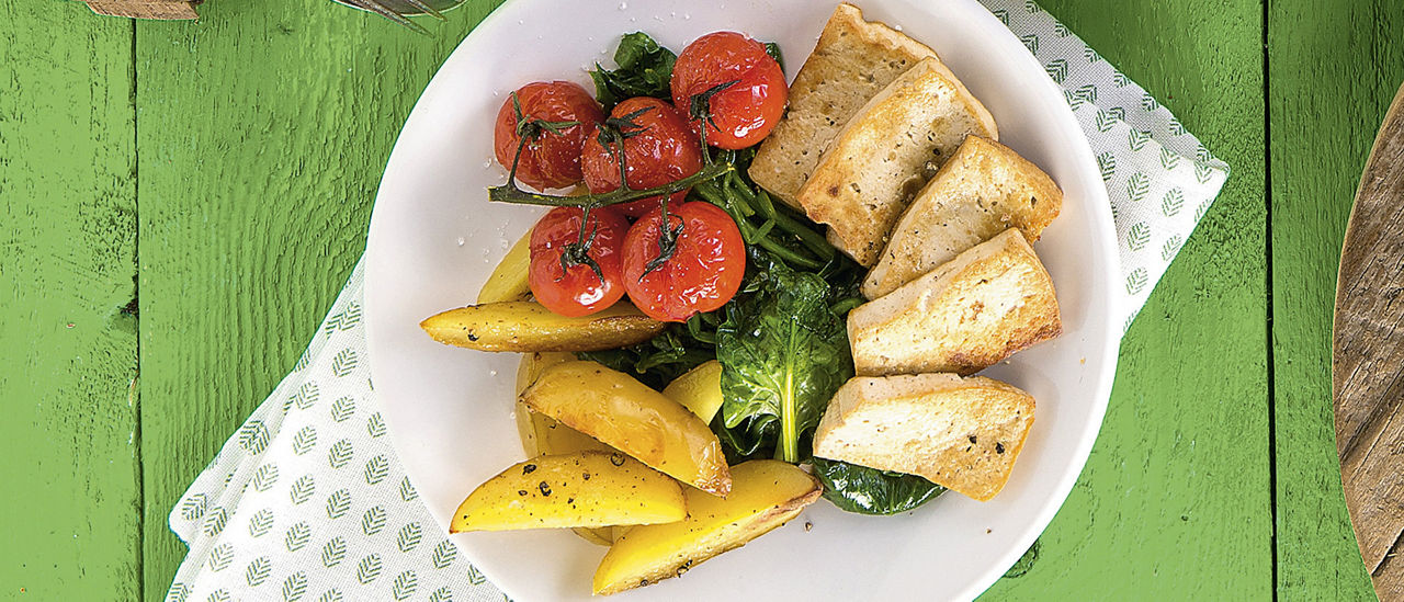 Tofu met warme tomaatjes, spinazie en ovenaardappeltjes