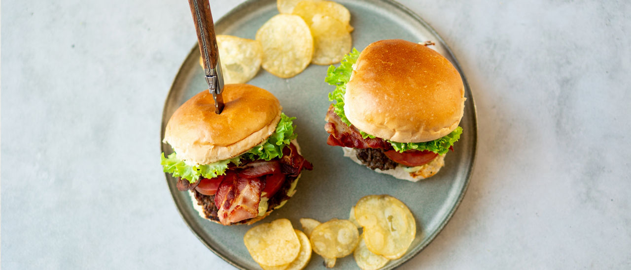 Stoere burger met bacon en avocadomayo voor Vaderdag bij ALDI