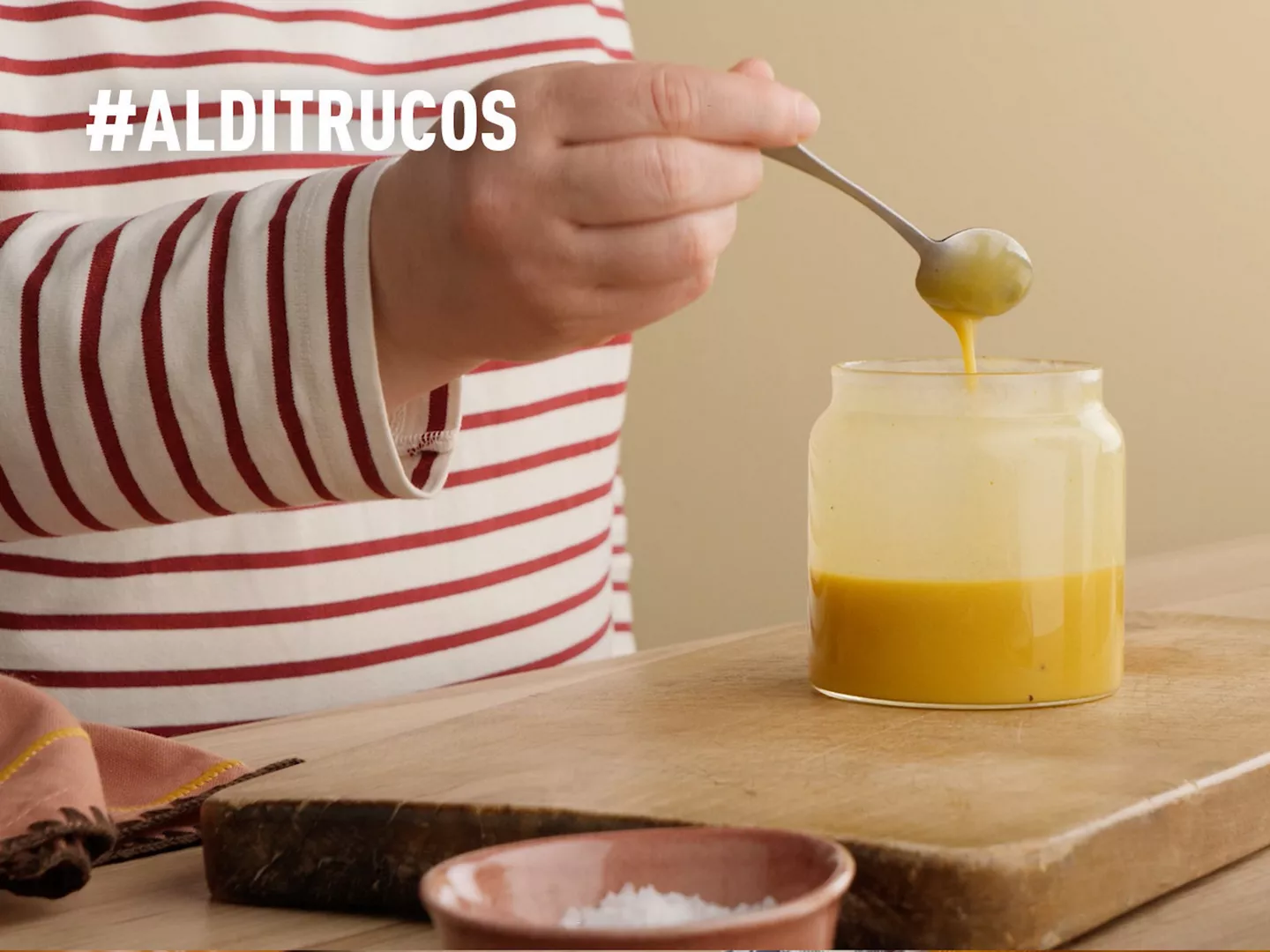 Persona elaborando aliño ensaladas mostaza miel cítricos