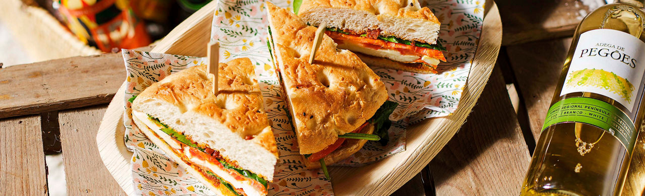 Kleine picknickbroodjes met mozzarella, chorizo en spinazie