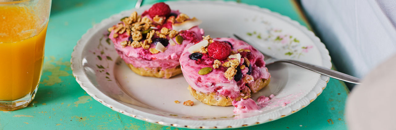 Het perfecte ontbijt: ontbijttaartjes met kwark, muesli en rood fruit