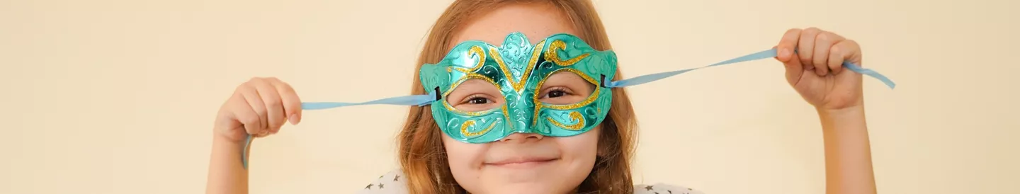 Niña pelirroja máscara carnaval veneciana