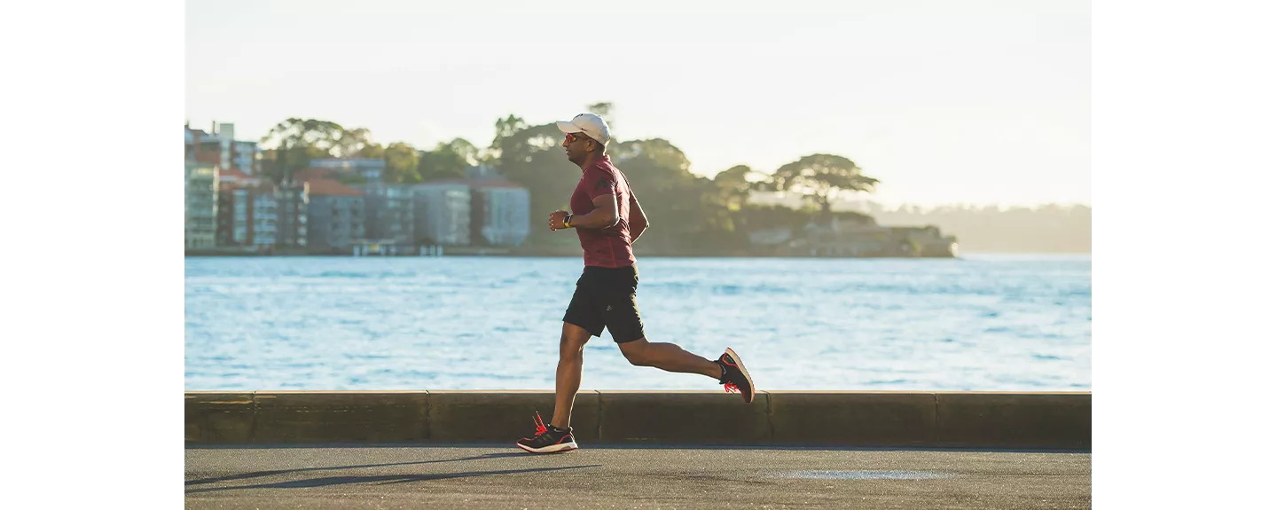 Persona haciendo running como hábito saludable
