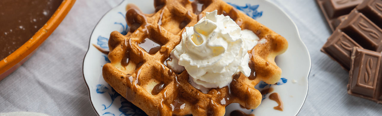 Wafels met slagroom en chocolade-karamelsaus 
