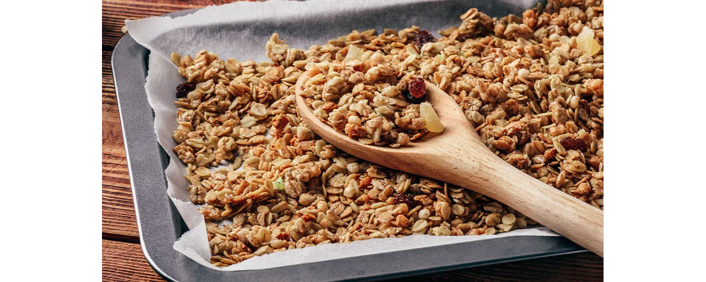 Muesli casero en una bandeja de horno