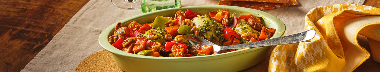 Zoete-aardappelschotel met kip en pesto  