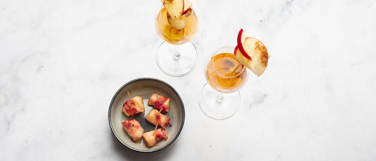 Feestelijke cocktail met Prosecco, karamel en appel (+ bijpassend borrelhapje) bij ALDI
