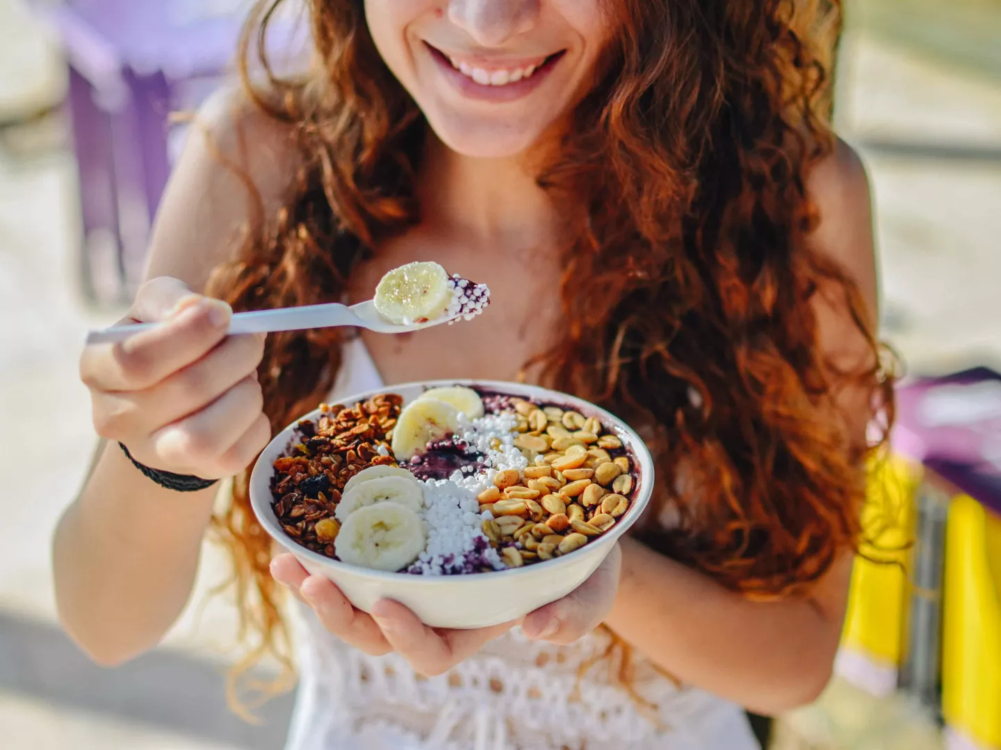 Chica comiendo desayuno vegano 