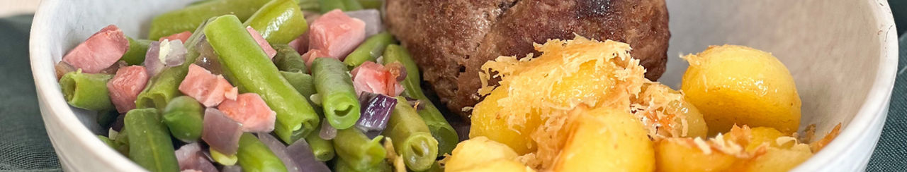 Parmezaan krieltjes met gehaktballen, sperziebonen met ui en hamblokjes