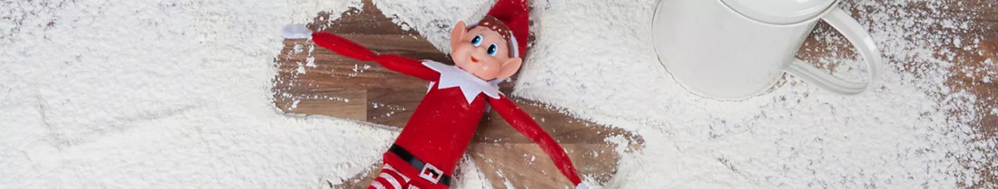 elfos de navidad haciendo travesuras