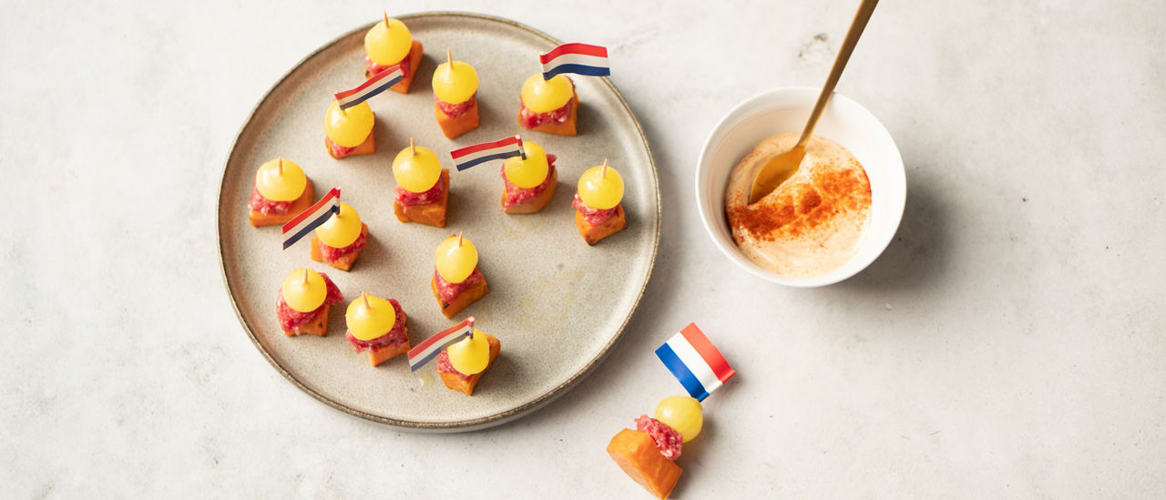 Oranje snack: spiesjes van zoete aardappel met oranje mayo bij ALDI