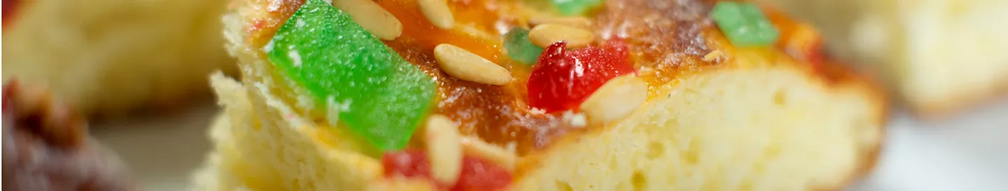 Porciones coca San Juan fruta confitada piñones