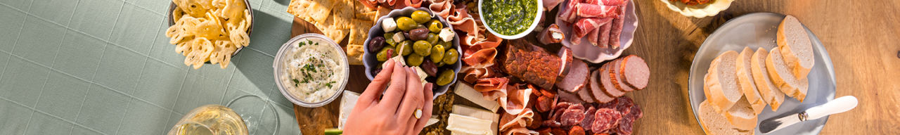 Tapas borrelplank met vlees en vega hapjes