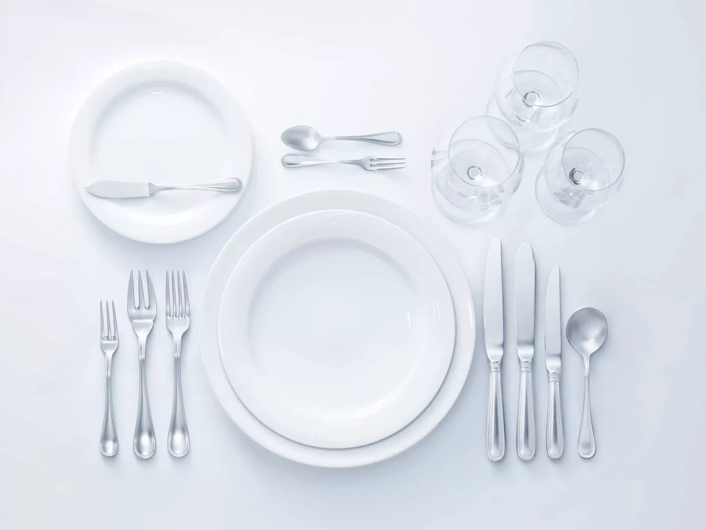 Protocolo orden de colocación de cubiertos, copas y platos en la mesa