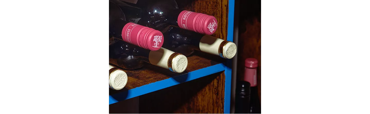 Verschiedene Weine in einem Weinregal.