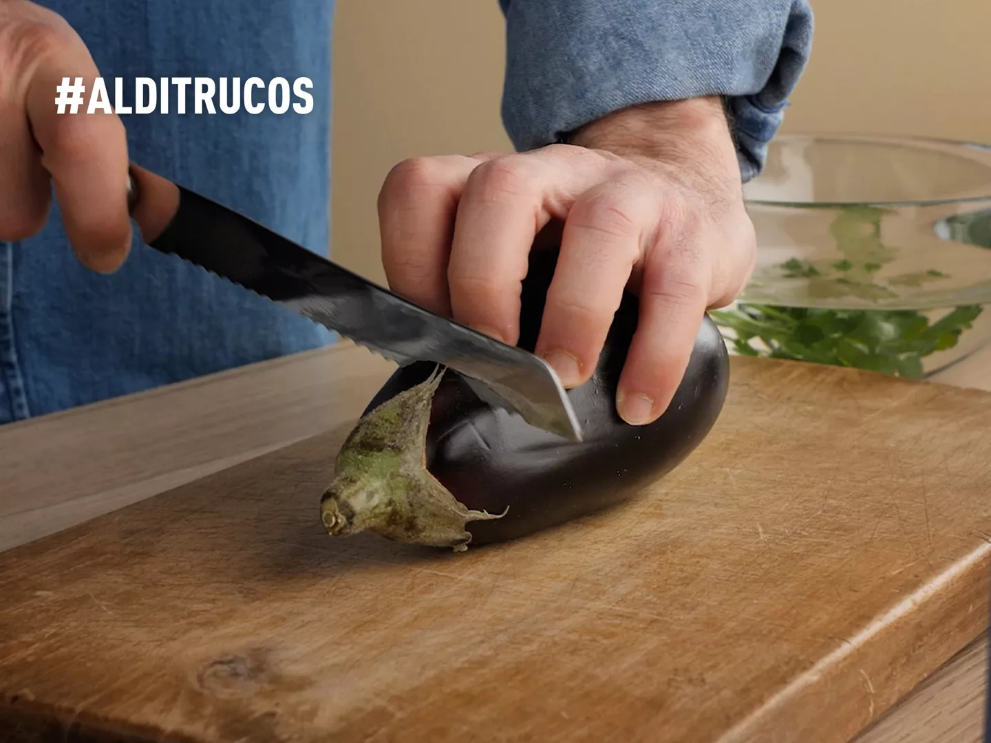 Bol cerámica con garbanzos cocidos