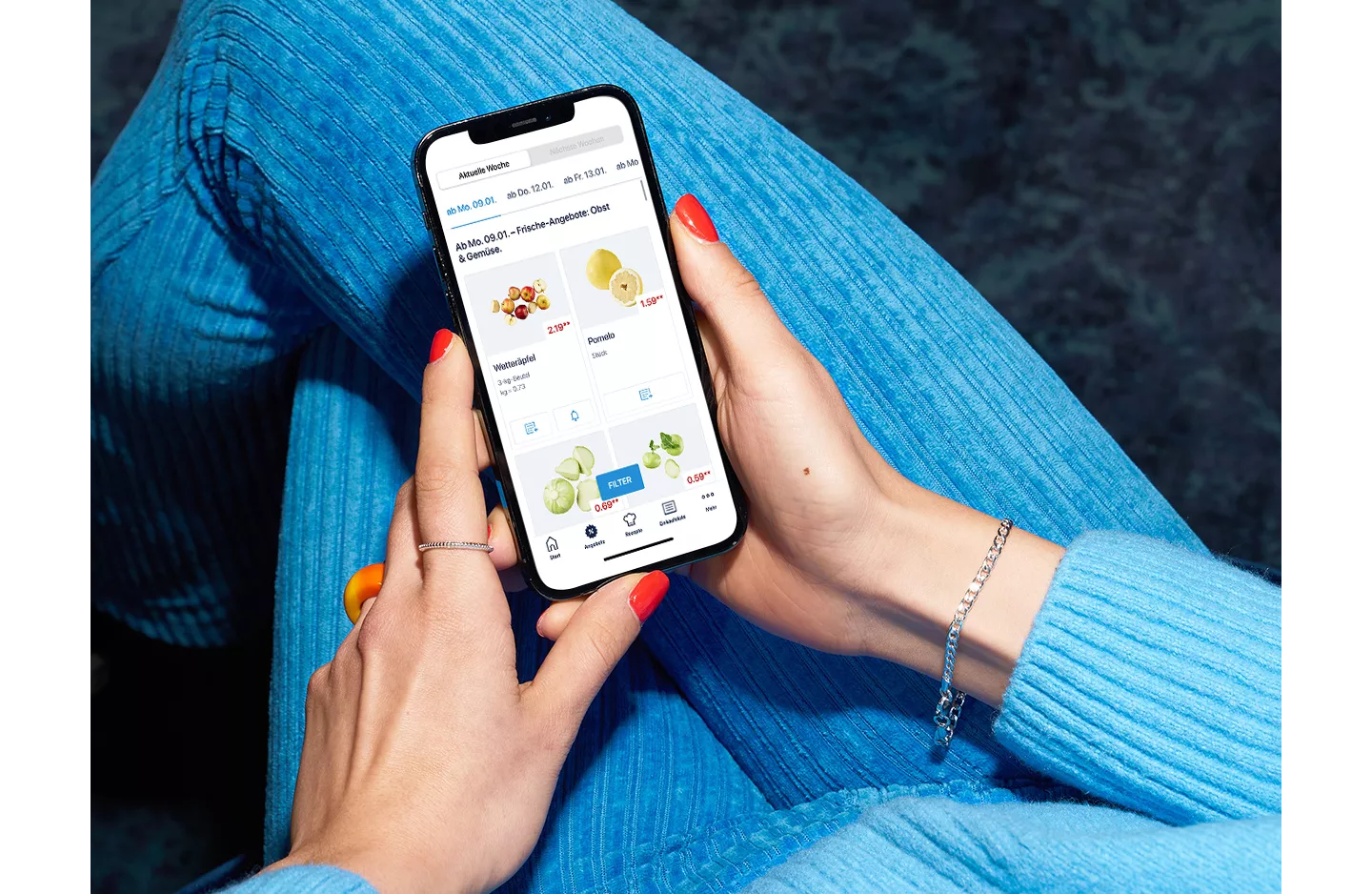 Person ruft ALDI Nord Angebote auf ihrem Smartphone auf.