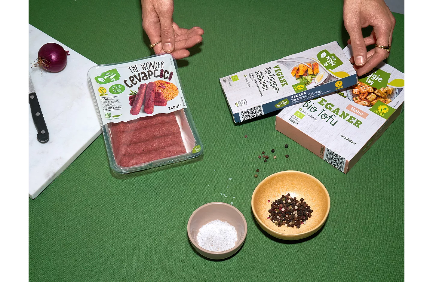 Verschiedene Veggie-Produkte auf einem grünen Tisch.