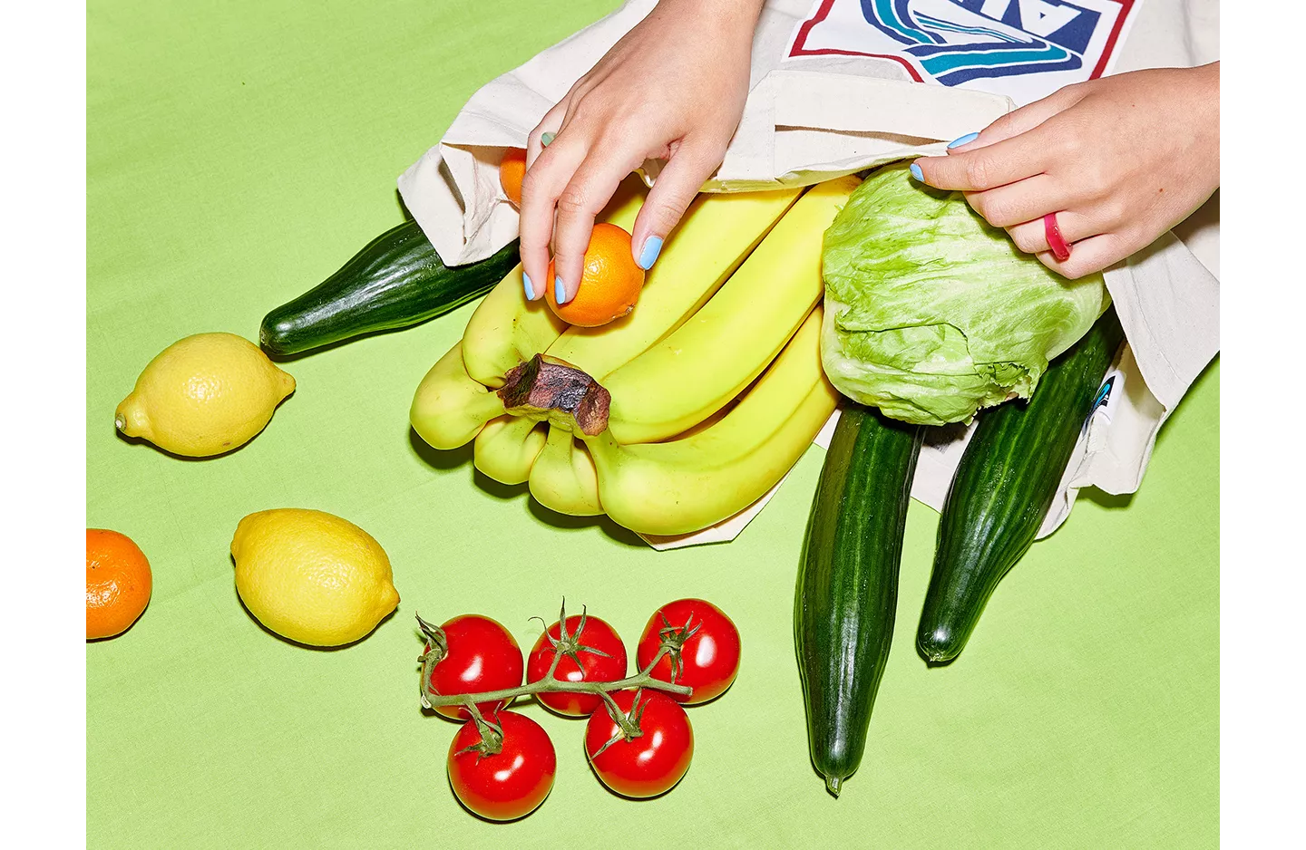 Einkaufstasche aus dem frisches Obst und Gemüse herausgefallen ist.