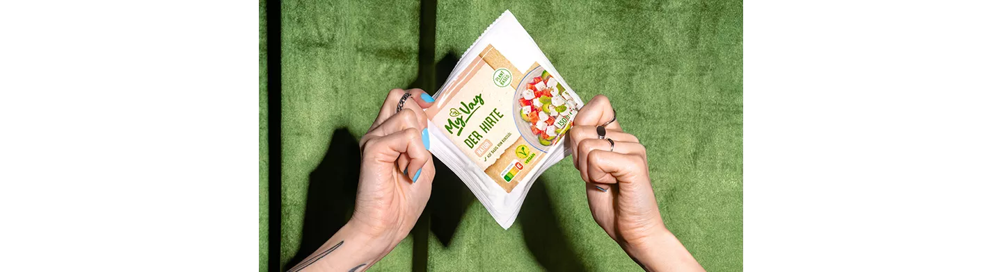 MEIN VEGGIE TAG Veganer Tofu wird hochgehalten