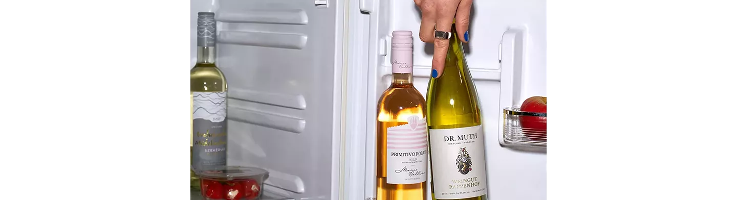 Weißwein wird aus Kühlschrank genommen