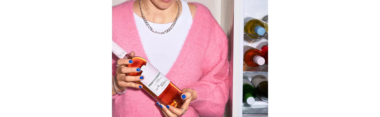 Person hält Rosé-Flasche in der Hand