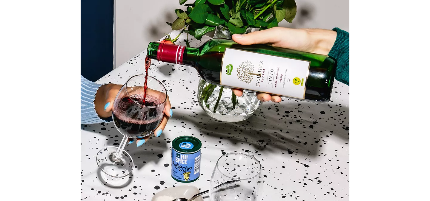 Rotwein wird eingegossen