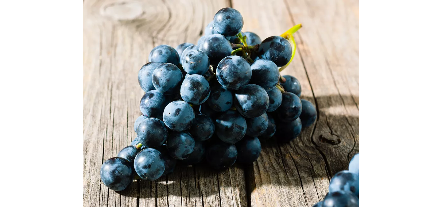 Weintrauben auf Holz
