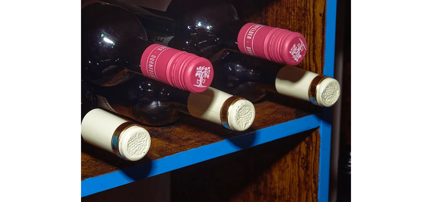 Weinflaschen in Regal