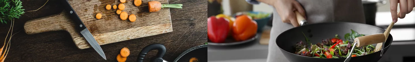 Eine in Scheiben geschnittene Möhre auf Holz und eine Person, die etwas in einer Wokpfanne scharf anbrät.